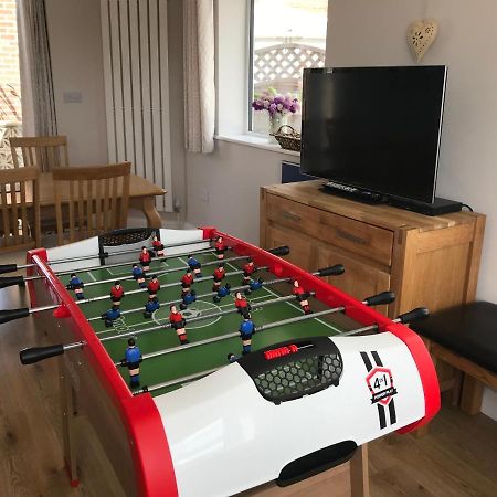 Whitby Spacious Rugby Field Cottage With Off-Street Parking And Ev Fast Point For Electric Cars 外观 照片